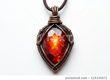 神奇的藝術品可以增強您的設計：銅色發光寶石護身符，單獨放置在乾淨的白色背景上 124145673