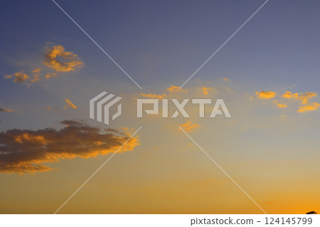 夕陽把天空染成橙色 124145799