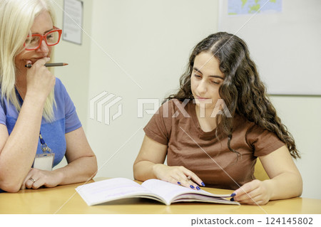和老師一起學習的女孩 124145802