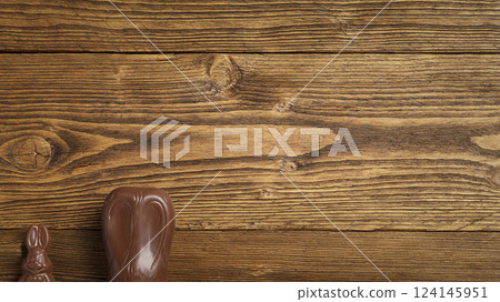 Wooden background with chocolate easter bunnies 124145951