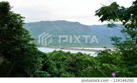 沖繩縣八重山群島西表島森林深處的船浦灣潮灘 沖繩縣八重山群島西表島森林深處的船浦灣潮灘 124146260