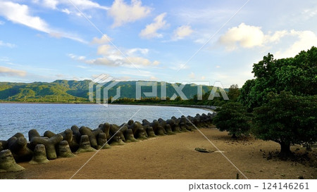 沖繩縣八重山群島西表島的船浦灣 沖繩縣八重山群島西表島的船浦灣 124146261