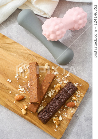 蛋白質棒－力量訓練和減肥的完美蛋白質零食 124146352