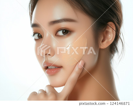 女人在臉頰上塗抹粉底，美容化妝品圖像 124146871