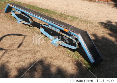 日本公園裡的健身器材:有彈簧的平衡木 日本公園裡的健身器材:有彈簧的平衡木 124147052