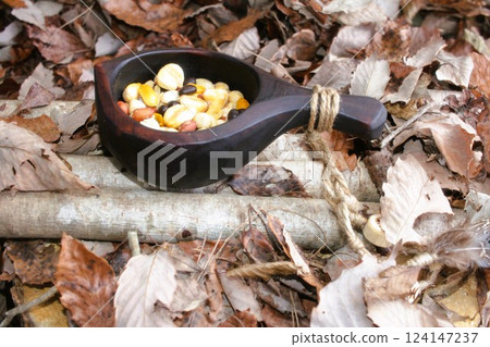 Eating nuts with a kuksa 124147237