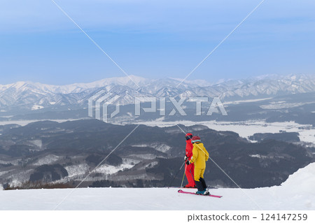 山形縣赤倉溫泉滑雪場和滑雪者的壯麗景色 124147259