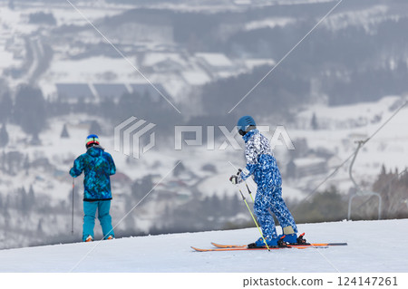 山形縣赤倉溫泉滑雪場和滑雪者的壯麗景色 124147261