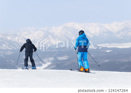 山形縣赤倉溫泉滑雪場和滑雪者的壯麗景色 124147264