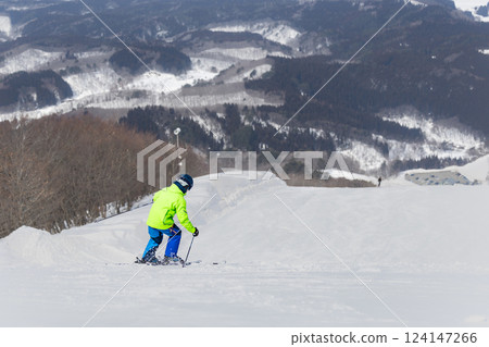 山形縣赤倉溫泉滑雪場和滑雪者的壯麗景色 山形縣赤倉溫泉滑雪場和滑雪者的壯麗景色 124147266