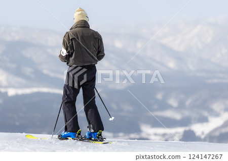 山形縣赤倉溫泉滑雪場和滑雪者的壯麗景色 山形縣赤倉溫泉滑雪場和滑雪者的壯麗景色 124147267