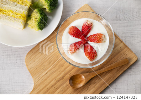 Strawberry yogurt 124147325