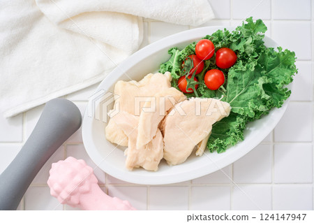 Salad chicken – high protein, low fat healthy food 124147947