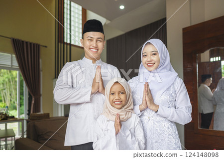 Portrait of the Indonesian Muslim family celebrating Eid Mubarak. Concept of Happy Lebaran, Eid Al Fitr, Idul Fitri, and Ramadan Mubarak celebration 124148098