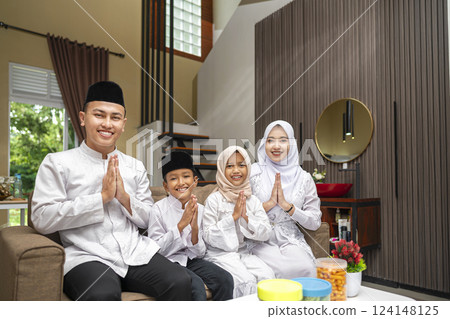 Portrait of the Indonesian Muslim family celebrating Eid Mubarak. Concept of Happy Lebaran, Eid Al Fitr, Idul Fitri, and Ramadan Mubarak celebration 124148125