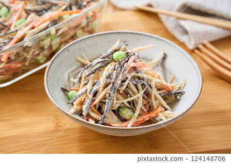 牛蒡羊棲息沙拉－富含膳食纖維的日式沙拉 124148706