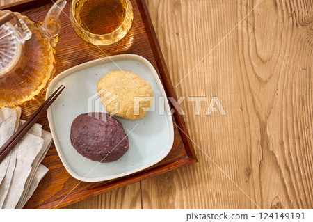 Ohagi – a traditional Japanese sweet made with sweet bean paste and soybean flour Ohagi – a traditional Japanese sweet made with sweet bean paste and soybean flour 124149191