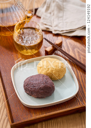 Ohagi – a traditional Japanese sweet made with sweet bean paste and soybean flour Ohagi – a traditional Japanese sweet made with sweet bean paste and soybean flour 124149192