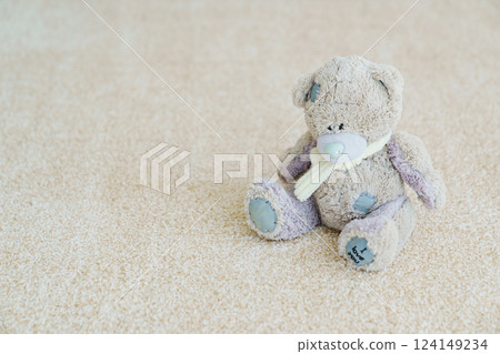 close-up. teddy bear on the beige Interior pile carpet made of polypropylene.  124149234