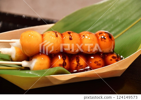 Mitarashi dumpling  124149573
