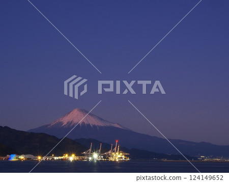 靜岡縣，港口和富士山的夜景，一月 124149652