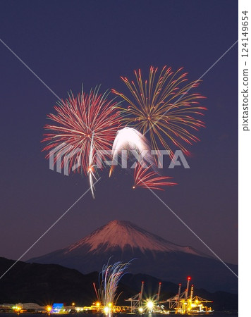 靜岡縣、富士山和港口煙火，一月 124149654