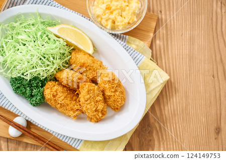 Fried oysters – crispy fried oysters with tartar sauce 124149753