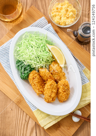 Fried oysters – crispy fried oysters with tartar sauce 124149756