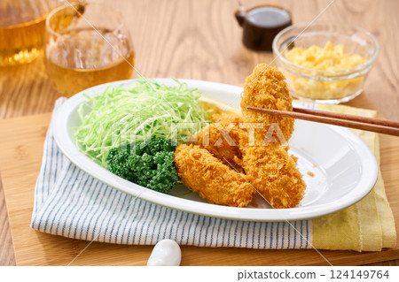 Fried oysters – crispy fried oysters with tartar sauce 124149764