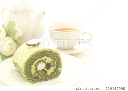 Matcha and black bean Swiss roll with tea Matcha and black bean Swiss roll with tea 124149998