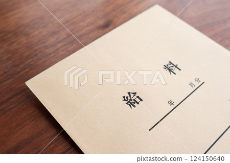 桌子上的薪水信封 桌子上的薪水信封 124150640
