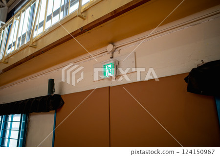 小學體育館的緊急出口門 小學體育館的緊急出口門 124150967