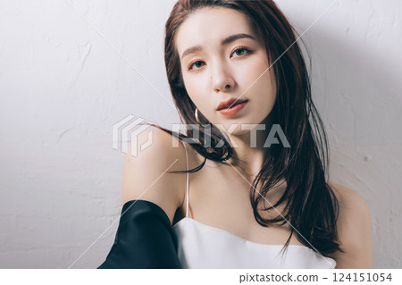 Cool beauty woman Cool beauty woman 124151054