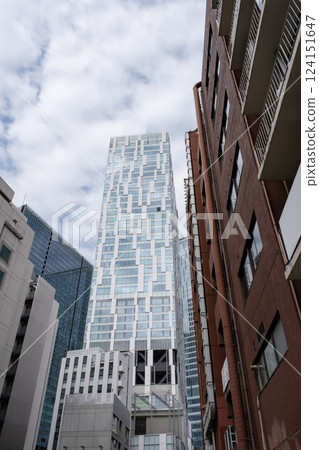 仰望市中心的建築 124151647