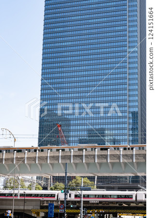 高樓林立的城市中，列車在高架軌道上行駛的風景 124151664