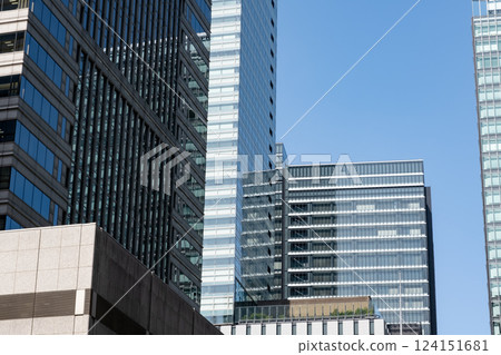 看摩天大樓的辦公室鎮的風景 看摩天大樓的辦公室鎮的風景 124151681