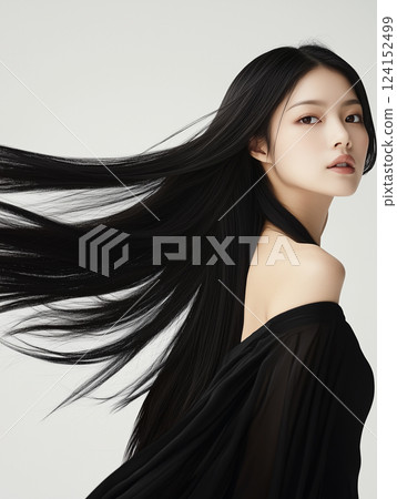 一位身穿黑色連身裙、長髮、表情冷酷的女士 124152499