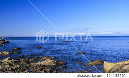 從三浦半島的岩石上看到的海 從三浦半島的岩石上看到的海 124152561