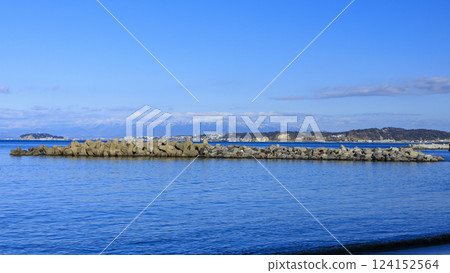 The sea seen from the rocks of the Miura Peninsula 124152564