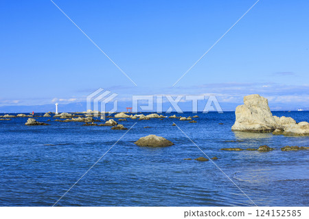 The sea seen from the rocks of the Miura Peninsula 124152585