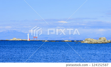 從三浦半島的岩石上看到的海 從三浦半島的岩石上看到的海 124152587