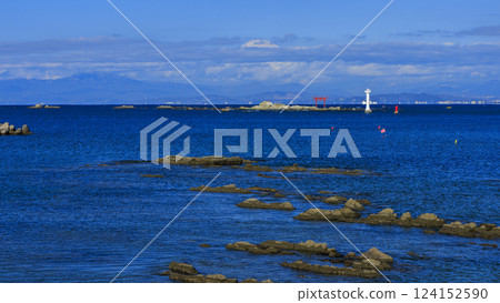 The sea seen from the rocks of the Miura Peninsula 124152590