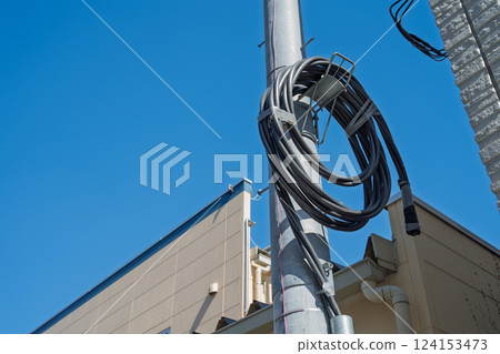 黑色電纜纏繞在電線桿上 124153473