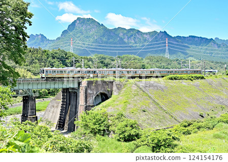 鐵路：JR東日本：信越線211系列 橫跨臼井川，背景是妙義山 124154176