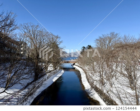 Snow-covered Lake Chuzenji in Nikko as seen from Futarabashi Bridge Snow-covered Lake Chuzenji in Nikko as seen from Futarabashi Bridge 124154444