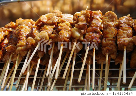 一道日本菜，將一口大小的雞肉串起來，在明火上烤製。 124155484