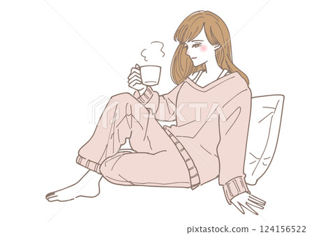 女人在房間裡喝熱飲放鬆 女人在房間裡喝熱飲放鬆 124156522