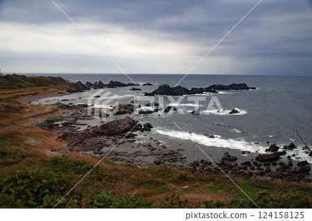 Sado Aikawa Coastline Endures the Winter Cold 124158125
