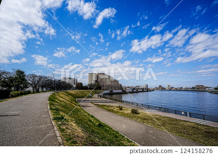 Spring Nakagawa River flows through Okuto, Katsushika, Tokyo 124158276