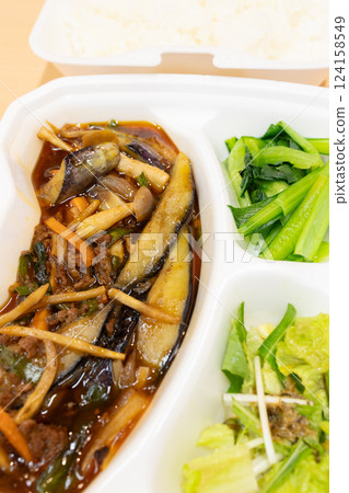 辣味四川便當,裡面有米飯、美味的茄子和豬絞肉 辣味四川便當,裡面有米飯、美味的茄子和豬絞肉 124158549